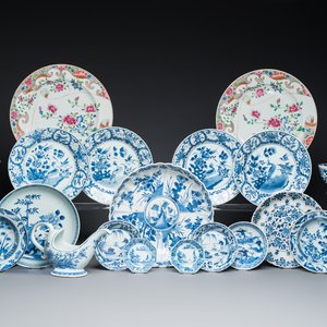A varied collection of Chinese blue, white and famille rose porcelain, Kangxi/Qianlong — photo 1