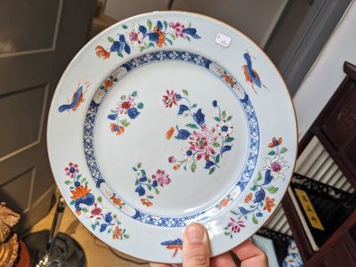A varied collection of Chinese blue, white and famille rose porcelain, Yongzheng and later — 照片 8