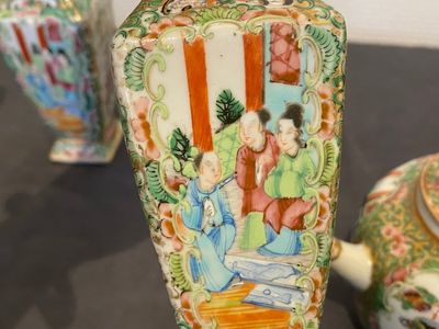 A varied collection of Chinese Canton famille rose porcelain, 19th C. — photo 17