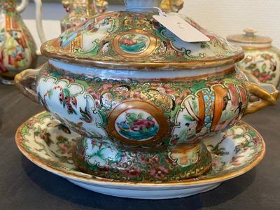 A varied collection of Chinese Canton famille rose porcelain, 19th C. — photo 3
