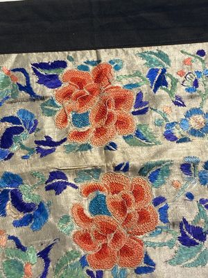 A varied collection of Chinese embroidered silk cloths, a fan-cover and 'rank badges', 19th C. — 照片 13