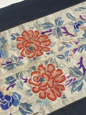 A varied collection of Chinese embroidered silk cloths, a fan-cover and 'rank badges', 19th C. — 照片 14