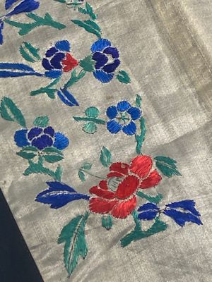 A varied collection of Chinese embroidered silk cloths, a fan-cover and 'rank badges', 19th C. — 照片 50