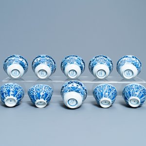A varied collection of Chinese famille rose and blue and white cups and saucers, Qianlong and 19th C. — 照片 11