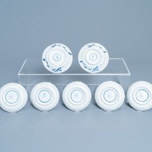 A varied collection of Chinese famille rose and blue and white cups and saucers, Qianlong and 19th C. — 照片 5