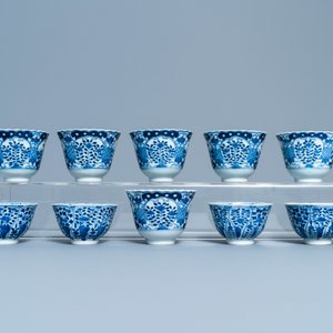 A varied collection of Chinese famille rose and blue and white cups and saucers, Qianlong and 19th C. — 照片 7