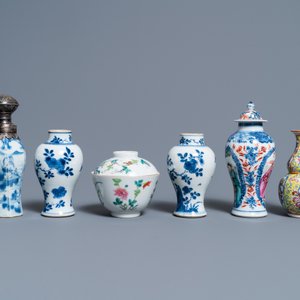 A varied collection of Chinese famille rose and blue and white wares, 18/19th C. — 照片 4