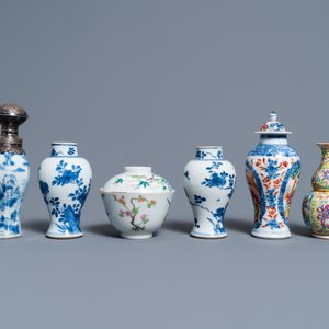 A varied collection of Chinese famille rose and blue and white wares, 18/19th C. — 照片 6
