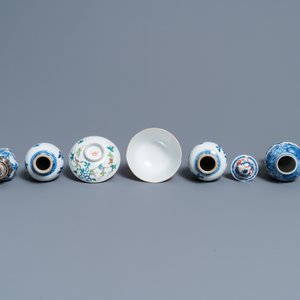 A varied collection of Chinese famille rose and blue and white wares, 18/19th C. — 照片 7