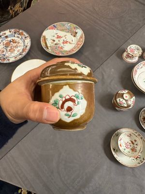 A varied collection of Chinese famille rose and Imari-style porcelain, Yongzheng and later — 照片 12