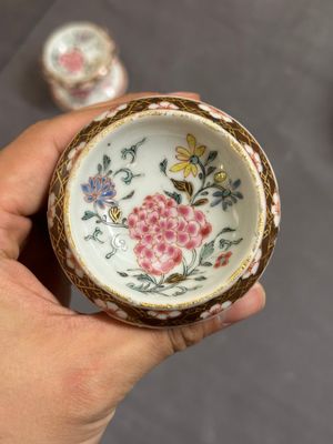 A varied collection of Chinese famille rose and Imari-style porcelain, Yongzheng and later — 照片 44