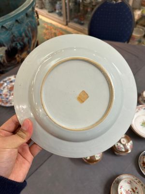 A varied collection of Chinese famille rose and Imari-style porcelain, Yongzheng and later — 照片 9