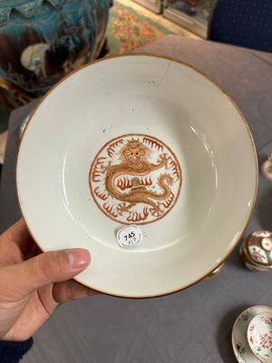 A varied collection of Chinese famille rose and Imari-style porcelain, Yongzheng and later — 照片 10