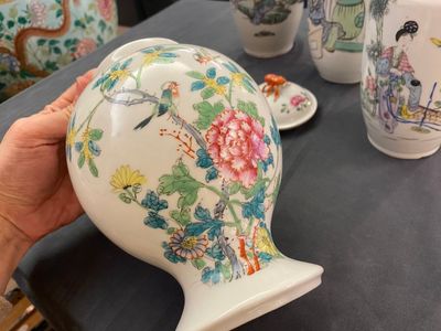 A varied collection of Chinese famille rose and monochrome wares, 18/20th C. — photo 28