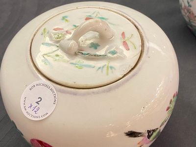 A varied collection of Chinese famille rose and monochrome wares, 18/20th C. — photo 9