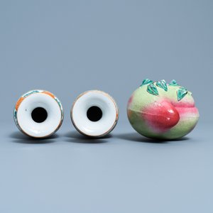 A varied collection of Chinese famille rose and monochrome wares, 19/20th C. — 照片 12