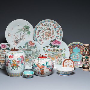 A varied collection of Chinese famille rose and qianjiang cai porcelain, 19/20th C. — 照片 1
