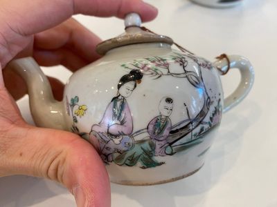 A varied collection of Chinese famille rose and qianjiang cai teawares, 19th/20th C. — photo 14