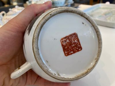 A varied collection of Chinese famille rose and qianjiang cai teawares, 19th/20th C. — photo 8