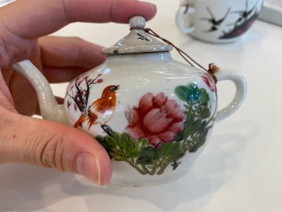 A varied collection of Chinese famille rose and qianjiang cai teawares, 19th/20th C. — photo 9