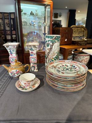 A varied collection of Chinese famille rose and verte porcelain, 18/19th C. — 照片 1