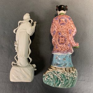 A varied collection of Chinese famille rose, blue and white and blanc de Chine figures, 18th C. and later — photo 55