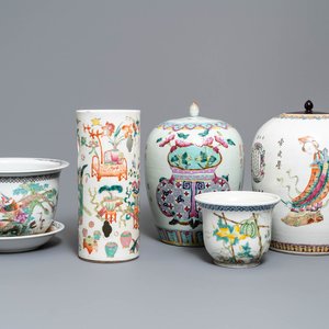 A varied collection of Chinese famille rose porcelain, 19/20th C. — 照片 1