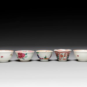 A varied collection of Chinese famille rose porcelain, Yongzheng/Qianlong — 照片 3