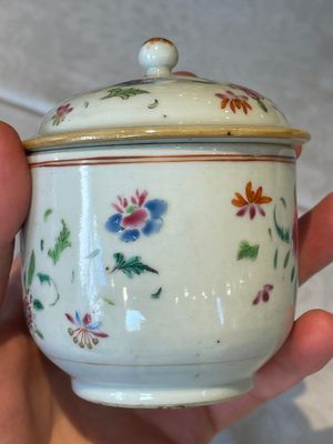 A varied collection of Chinese famille rose teawares, Yongzheng/Qianlong — foto 11