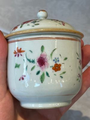 A varied collection of Chinese famille rose teawares, Yongzheng/Qianlong — foto 12