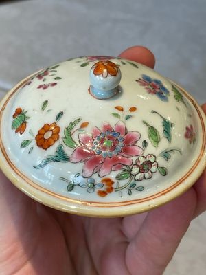 A varied collection of Chinese famille rose teawares, Yongzheng/Qianlong — foto 14