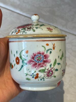 A varied collection of Chinese famille rose teawares, Yongzheng/Qianlong — foto 10