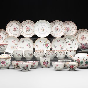A varied collection of Chinese famille rose teawares, Yongzheng/Qianlong — foto 1