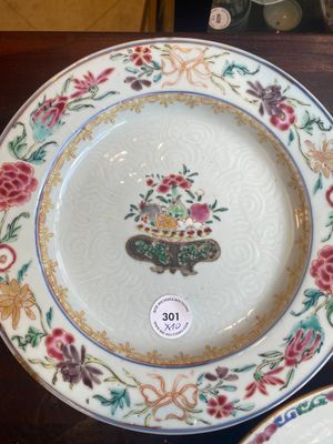 A varied collection of Chinese grisaille and famille rose porcelain, Yongzheng/Qianlong — photo 2