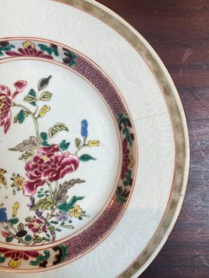 A varied collection of Chinese grisaille and famille rose porcelain, Yongzheng/Qianlong — photo 21