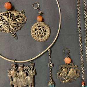 A varied collection of Chinese jade and agate-embellished silver, 19/20th C. — photo 12