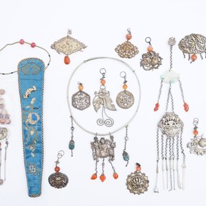 A varied collection of Chinese jade and agate-embellished silver, 19/20th C. — photo 2