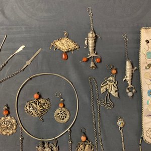 A varied collection of Chinese jade and agate-embellished silver, 19/20th C. — photo 7