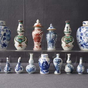 A varied collection of Chinese miniature vases, Kangxi and later — photo 14