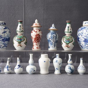 A varied collection of Chinese miniature vases, Kangxi and later — photo 15