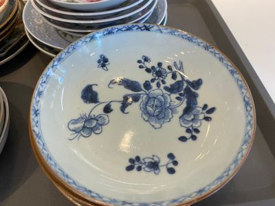 A varied collection of Chinese plates, cups and saucers, Kangxi and later — 照片 17
