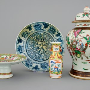 A varied collection of Chinese porcelain incl. a Ming dish, 16/19th C. — photo 1