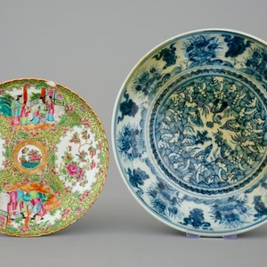 A varied collection of Chinese porcelain incl. a Ming dish, 16/19th C. — photo 2