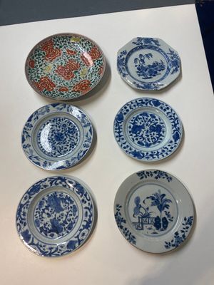 A varied collection of Chinese porcelain, Kangxi and later — 照片 7