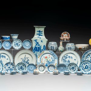 A varied collection of Chinese porcelain, Ming and later — foto 1