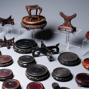A varied collection of Chinese wooden stands, 19/20th C. — photo 4