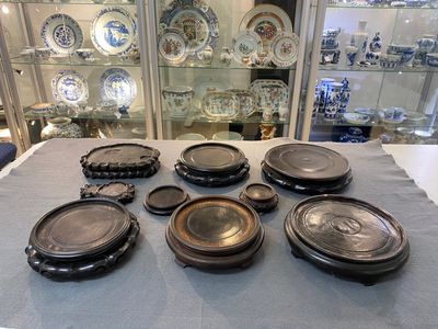 A varied collection of Chinese wooden stands, 19/20th C. — 照片 1