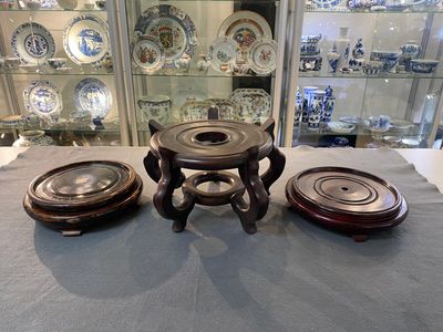 A varied collection of Chinese wooden stands, 19/20th C. — 照片 16