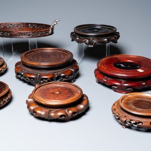 A varied collection of Chinese wooden stands and a silver-mounted tray, 19/20th C. — photo 4