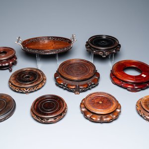 A varied collection of Chinese wooden stands and a silver-mounted tray, 19/20th C. — photo 5
